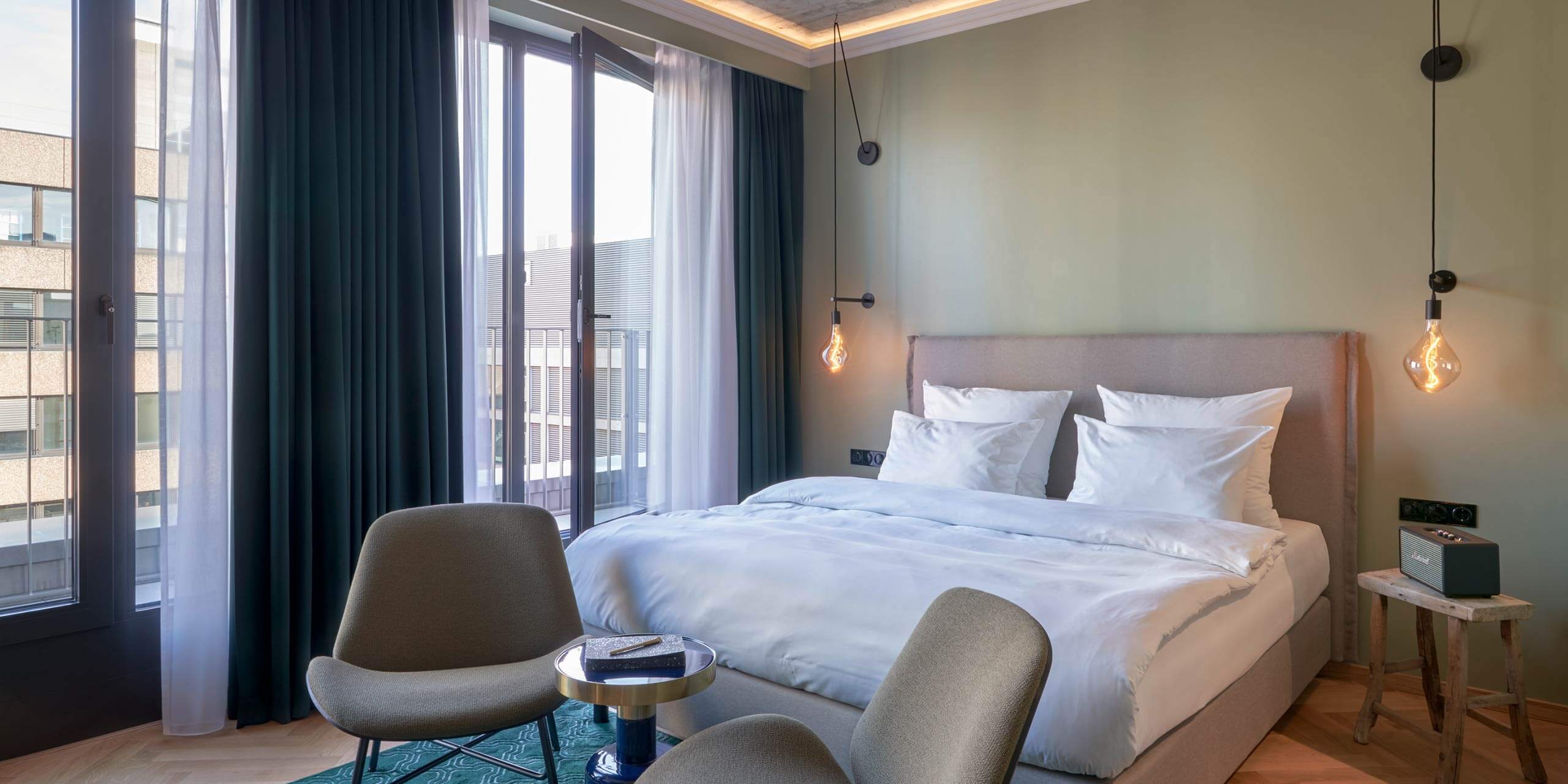 Select Balcony Room: Stühle vor dem Bett und ein kleiner Beistelltisch auf einem grünen Teppich